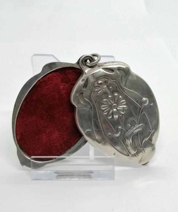 Porte-photo de poche, en argent de forme typique de l'Art Nouveau, 1900. – Image 3