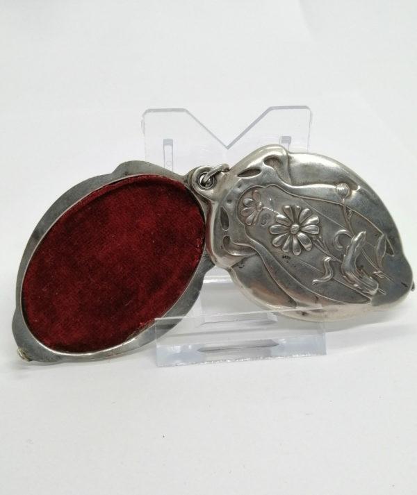 Porte-photo de poche, en argent de forme typique de l'Art Nouveau, 1900. – Image 4