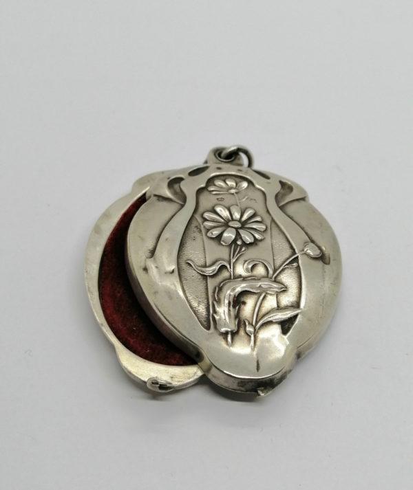 Porte-photo de poche, en argent de forme typique de l'Art Nouveau, 1900. – Image 5