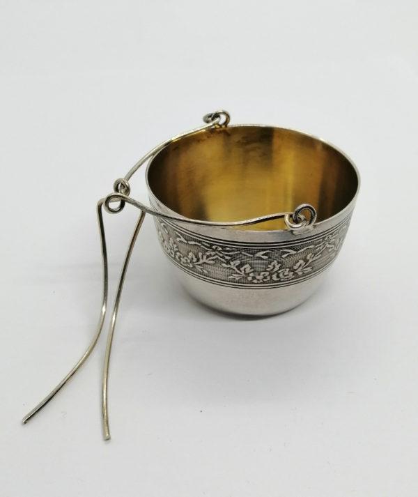 Passe-thé en argent avec frise décorative sur fond guilloché, 1920.