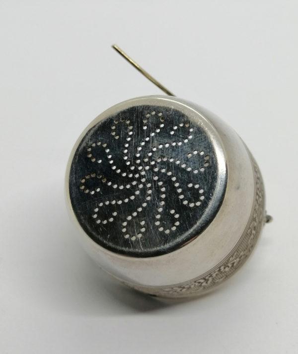 Passe-thé en argent avec frise décorative sur fond guilloché, 1920. – Image 3