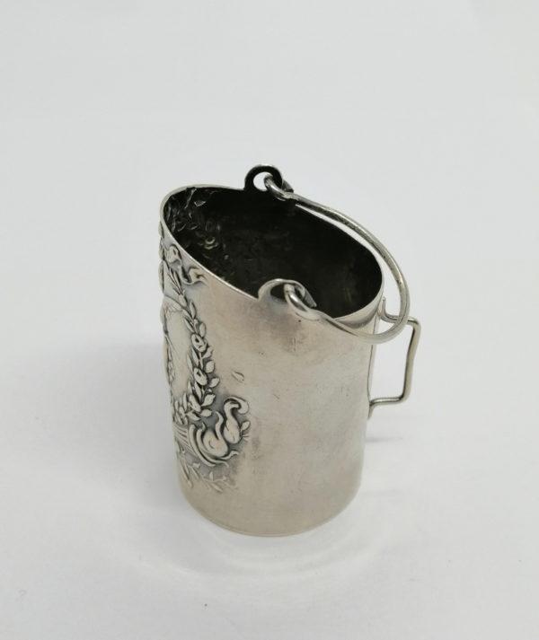Seau à charbon miniature en argent, avec décor de Cupidon, 1920. – Image 3