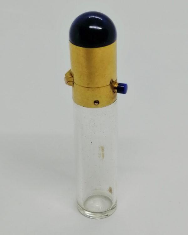 Flacon à sel, monture en or, et cabochon de Lapis-Lazuli, orfèvre Robert Linzeler, Paris.
