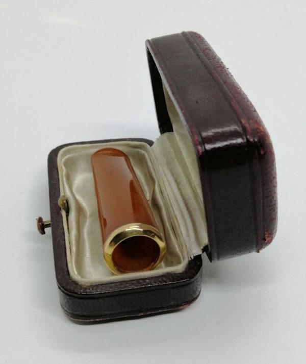 Fume-cigare en ambre et sa bague en or, 1920-30. – Image 4