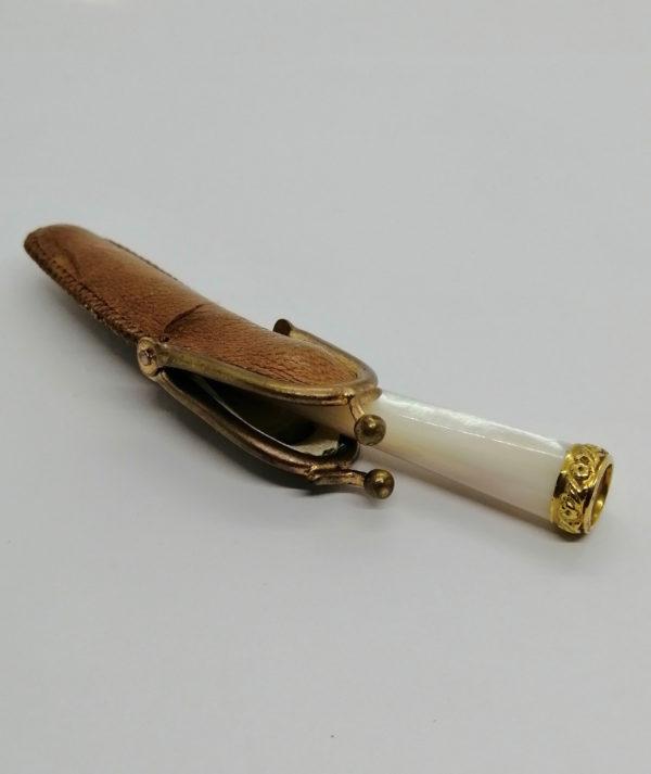 Fume-cigarette en nacre, bague en or, et son étui cuir, 1920.
