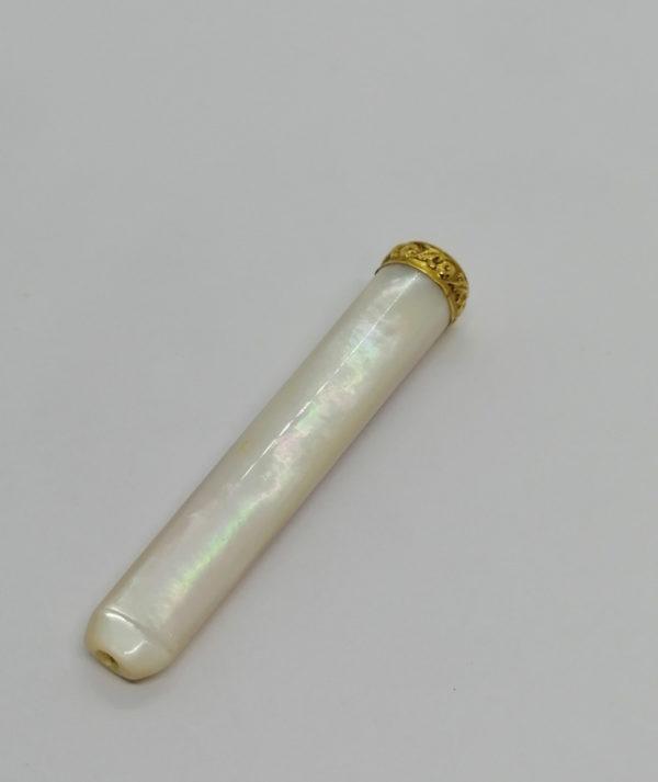 Fume-cigarette en nacre, bague en or, et son étui cuir, 1920. – Image 2