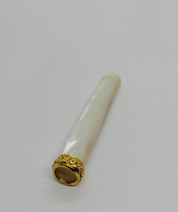 Fume-cigarette en nacre, bague en or, et son étui cuir, 1920. – Image 3