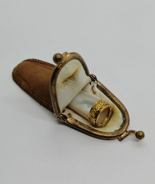 Fume-cigarette en nacre, bague en or, et son étui cuir, 1920. – Image 4