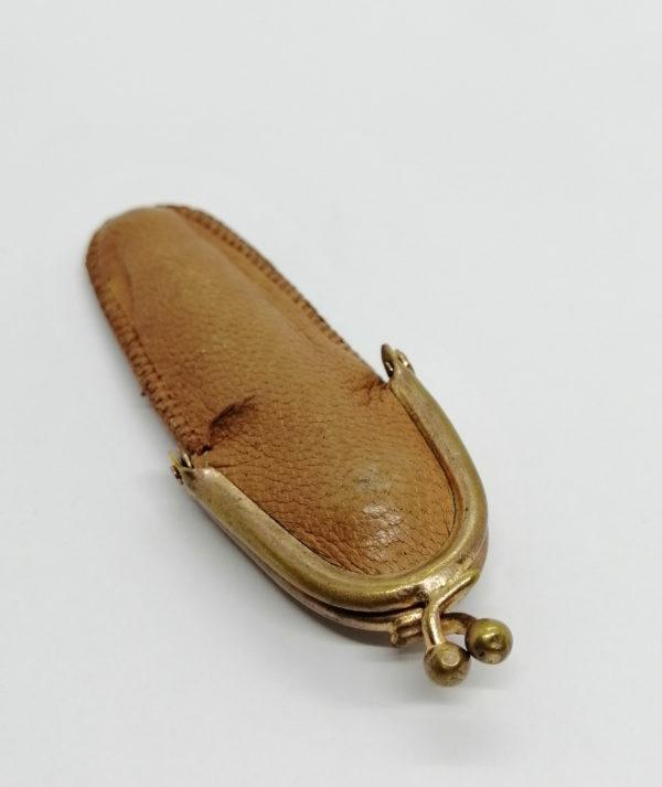 Fume-cigarette en nacre, bague en or, et son étui cuir, 1920. – Image 5