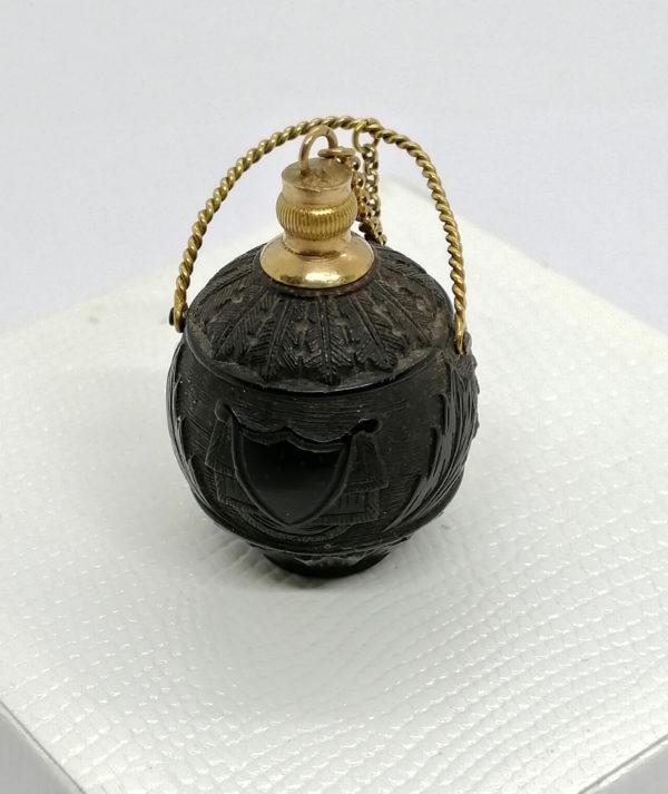 Poire à poudre miniature, noix sculptée, travail de bagnard ou marin, d'époque 1819, monture en or, rare.