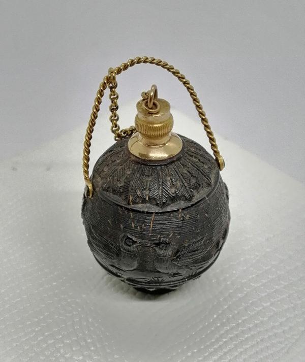 Poire à poudre miniature, noix sculptée, travail de bagnard ou marin, d'époque 1819, monture en or, rare. – Image 2