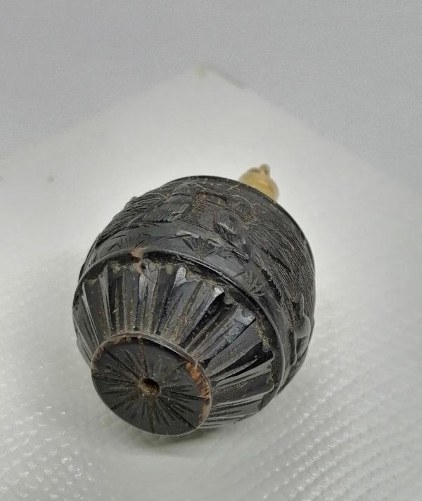 Poire à poudre miniature, noix sculptée, travail de bagnard ou marin, d'époque 1819, monture en or, rare. – Image 3