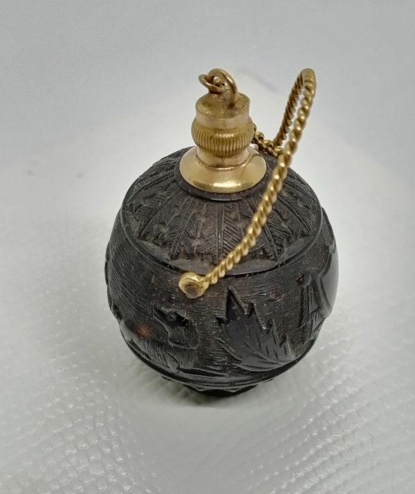 Poire à poudre miniature, noix sculptée, travail de bagnard ou marin, d'époque 1819, monture en or, rare. – Image 4