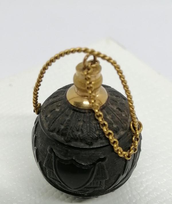 Poire à poudre miniature, noix sculptée, travail de bagnard ou marin, d'époque 1819, monture en or, rare. – Image 5