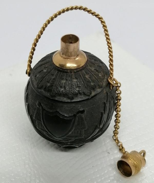 Poire à poudre miniature, noix sculptée, travail de bagnard ou marin, d'époque 1819, monture en or, rare. – Image 6