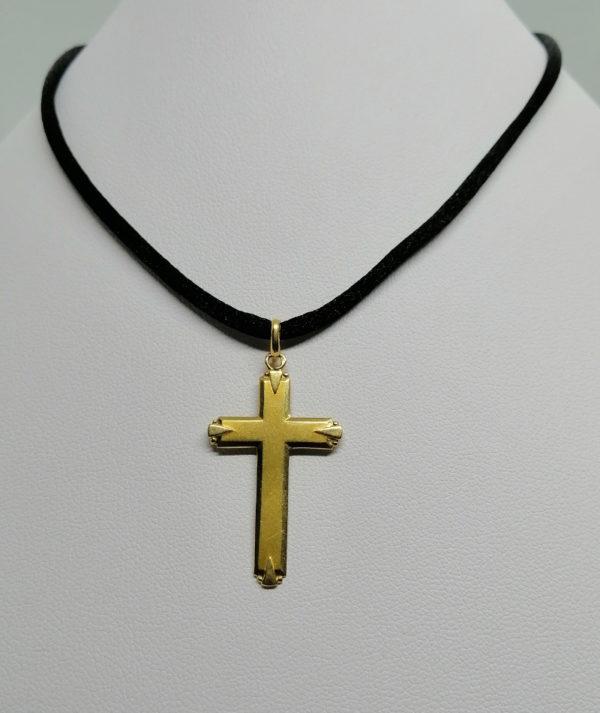 Pendentif croix en or mat et finitions poli.