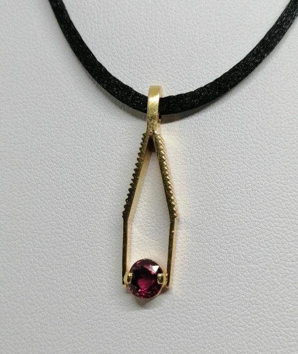 Pendentif en or, représentant une mini-pince de bijoutier, retenant une tourmaline rose. – Image 2