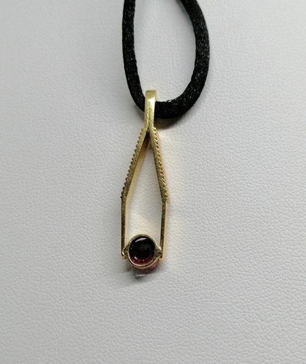 Pendentif en or, représentant une mini-pince de bijoutier, retenant une tourmaline rose. – Image 4