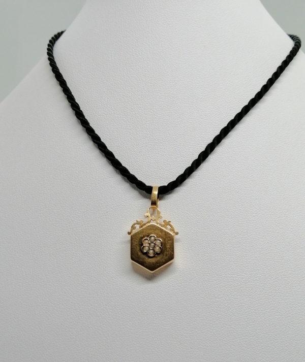 Petit pendentif en or rosé, de forme hexagonal et perles fines, 1900.