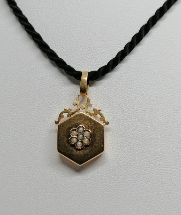 Petit pendentif en or rosé, de forme hexagonal et perles fines, 1900. – Image 2