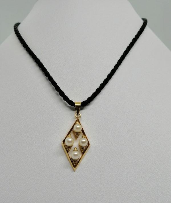 Pendentif en or, forme de losange avec quatre perles de culture, 1950-60.