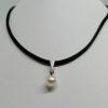 Pendentif en or gris, grosse perle de culture et petit diamant.