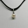 Pendentif en or gris, grosse perle de culture et petit diamant. – Image 4