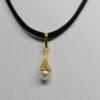 Pendentif en or jaune, pampille de forme conique et ajouré retenant une perle de culture. – Image 2