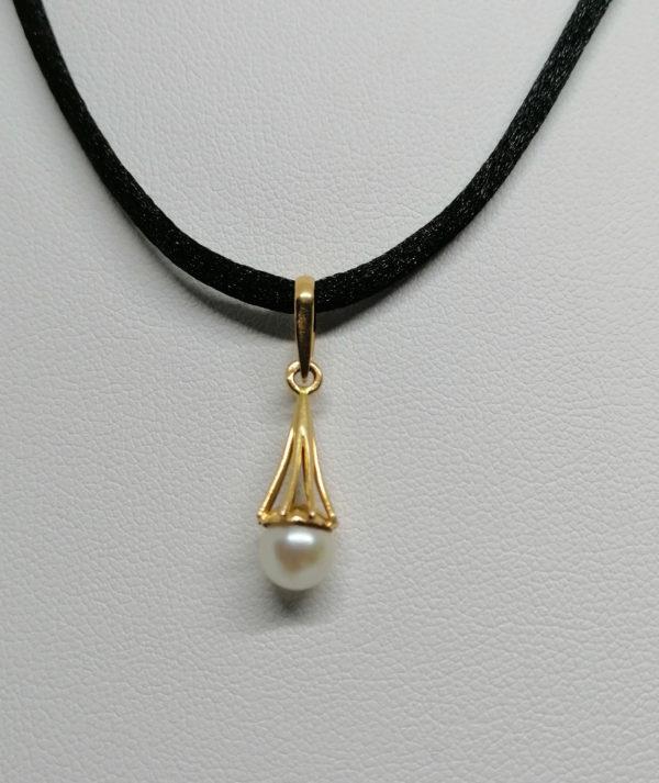 Pendentif en or jaune, pampille de forme conique et ajouré retenant une perle de culture. – Image 2