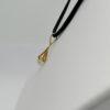Pendentif en or jaune, pampille de forme conique et ajouré retenant une perle de culture. – Image 3
