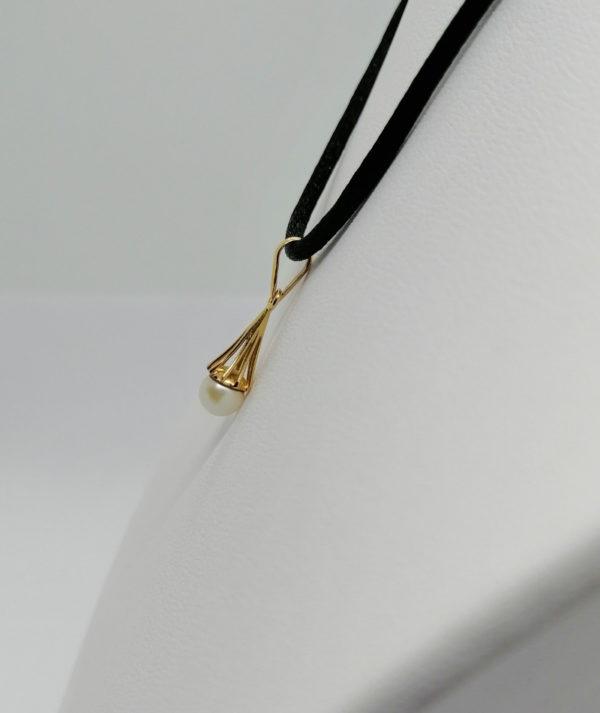 Pendentif en or jaune, pampille de forme conique et ajouré retenant une perle de culture. – Image 3