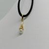Pendentif en or jaune, pampille de forme conique et ajouré retenant une perle de culture. – Image 4