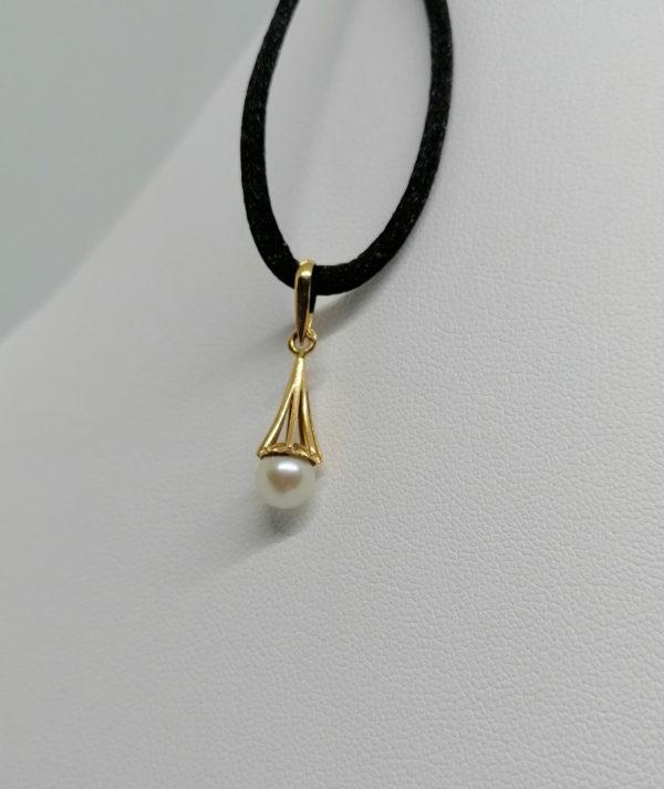 Pendentif en or jaune, pampille de forme conique et ajouré retenant une perle de culture. – Image 4