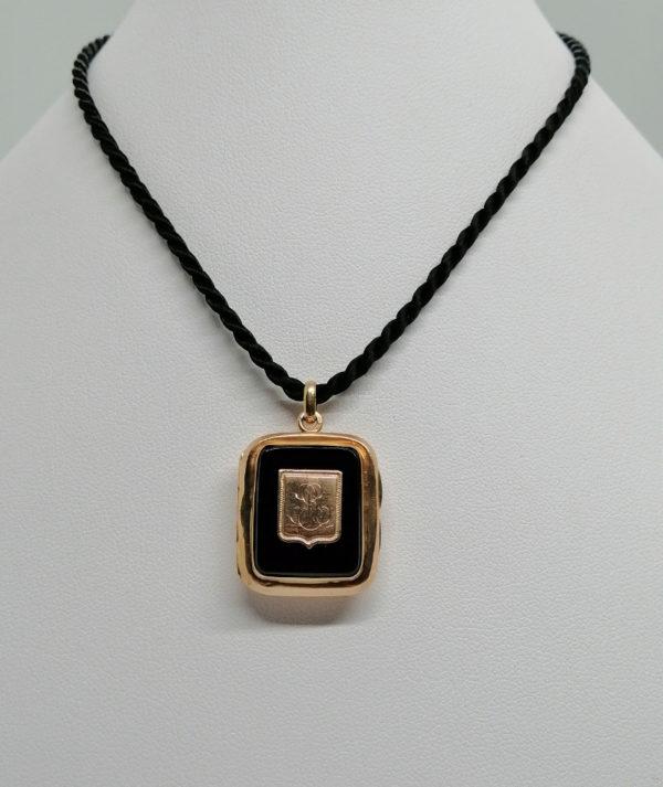 Pendentif/cassolette en or rosé, de forme rectangulaire avec plaque d'onyx, 1900.