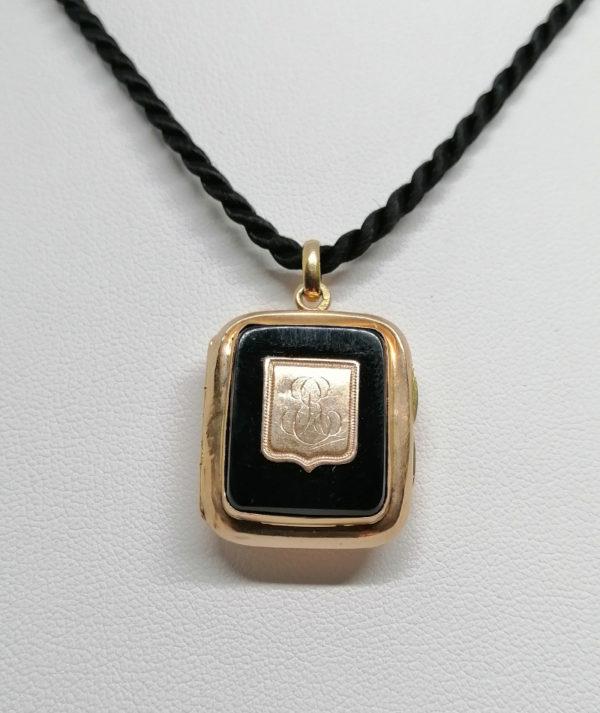 Pendentif/cassolette en or rosé, de forme rectangulaire avec plaque d'onyx, 1900. – Image 2
