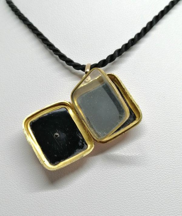 Pendentif/cassolette en or rosé, de forme rectangulaire avec plaque d'onyx, 1900. – Image 4