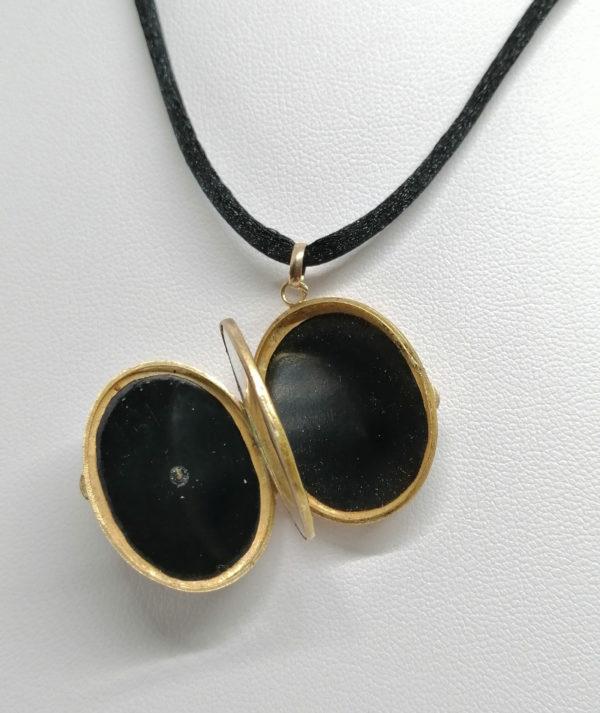 Pendentif/cassolette en or rosé, de forme ovale et plaques d'onyx, 1900-20. – Image 4