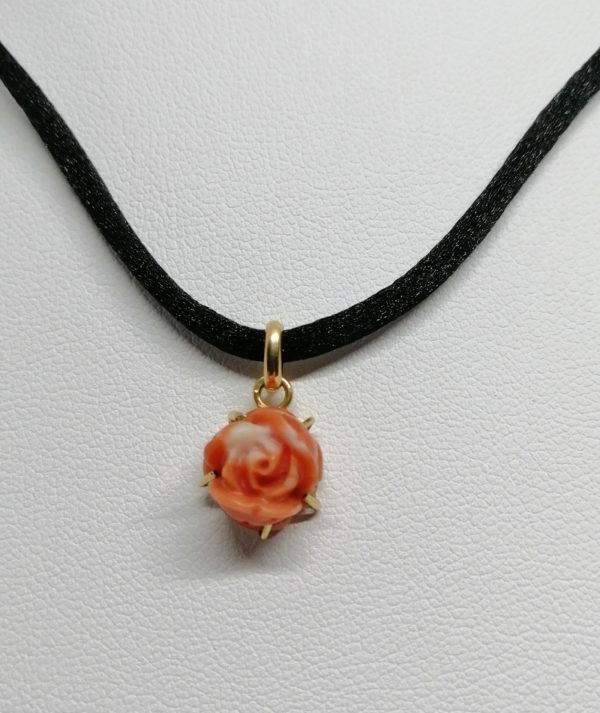 Petit pendentif en or, représentant une rose en corail sculptée. – Image 2