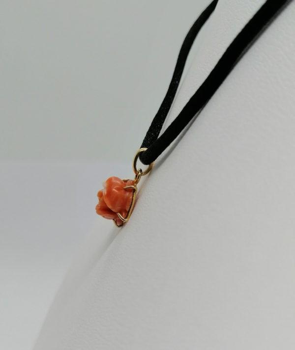 Petit pendentif en or, représentant une rose en corail sculptée. – Image 3
