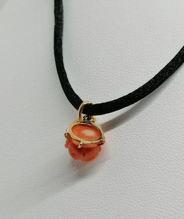 Petit pendentif en or, représentant une rose en corail sculptée. – Image 4