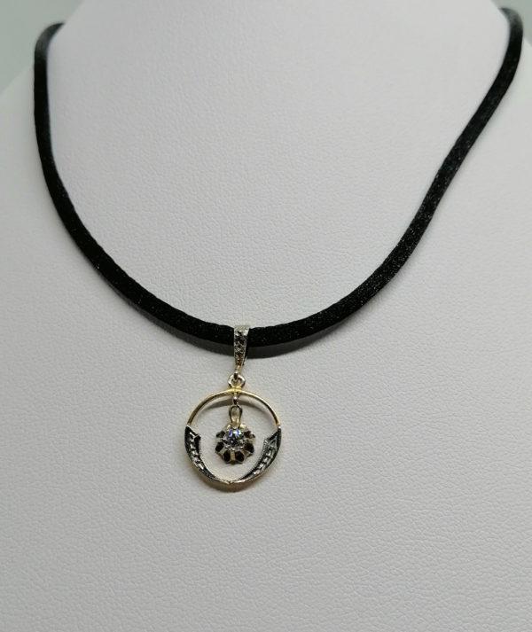 Pendentif en or bicolore, cercle ajouré et petit diamant en pampille, Art Déco.