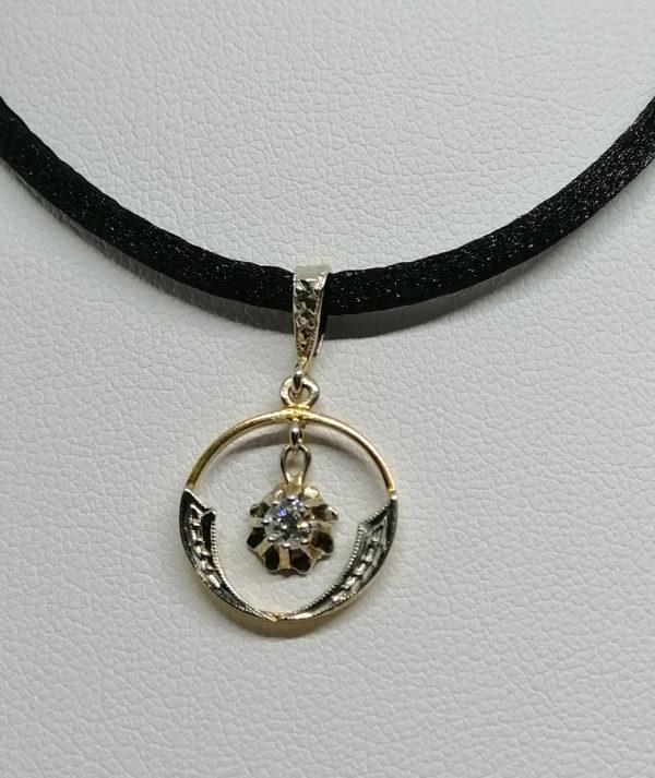 Pendentif en or bicolore, cercle ajouré et petit diamant en pampille, Art Déco. – Image 2