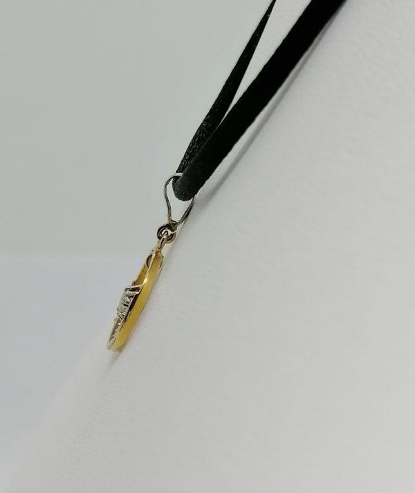 Pendentif en or bicolore, cercle ajouré et petit diamant en pampille, Art Déco. – Image 3