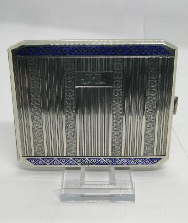 Boîte à cigarettes en argent, motifs guillochés et frises en émail bleu, 1930.