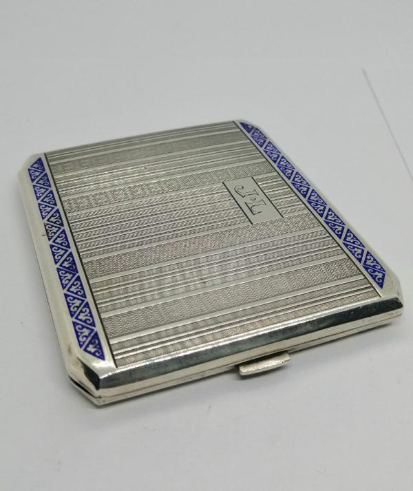 Boîte à cigarettes en argent, motifs guillochés et frises en émail bleu, 1930. – Image 2