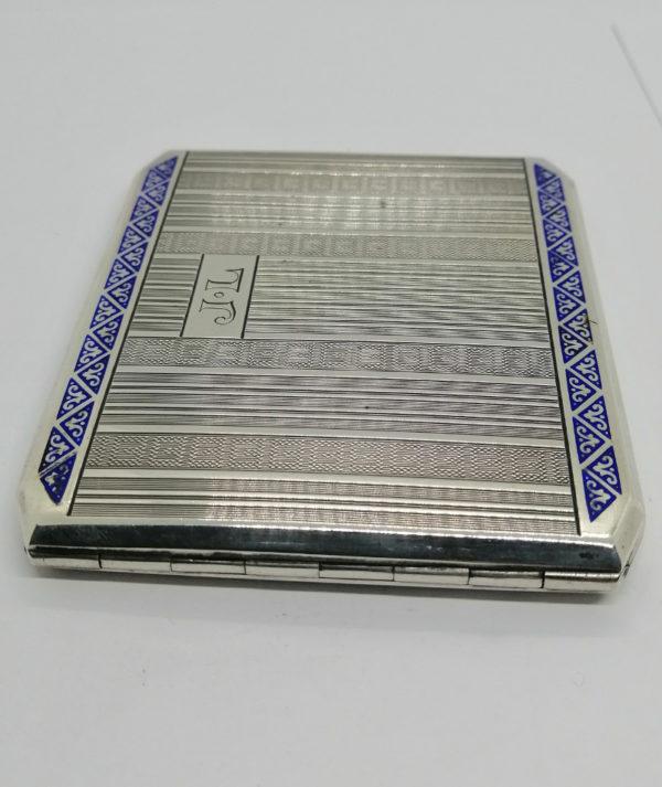 Boîte à cigarettes en argent, motifs guillochés et frises en émail bleu, 1930. – Image 3