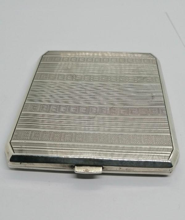 Boîte à cigarettes en argent, motifs guillochés et frises en émail bleu, 1930. – Image 4