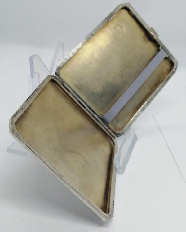 Boîte à cigarettes en argent, motifs guillochés et frises en émail bleu, 1930. – Image 5