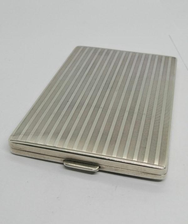 Boîte à cigarettes en argent, motifs de stries horizontal, Art Déco vers 1925-30.