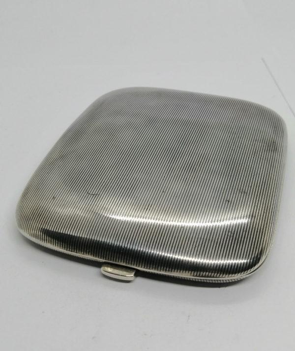 Boîte à cigarettes en argent, incurvée et entièrement niellé, vers 1900.